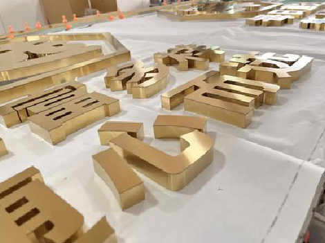 西林拉丝不锈钢字的特点。